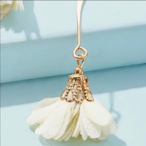 New White Flower Daisy Gold Dangle Hook Earrings - Picture 3 of 3